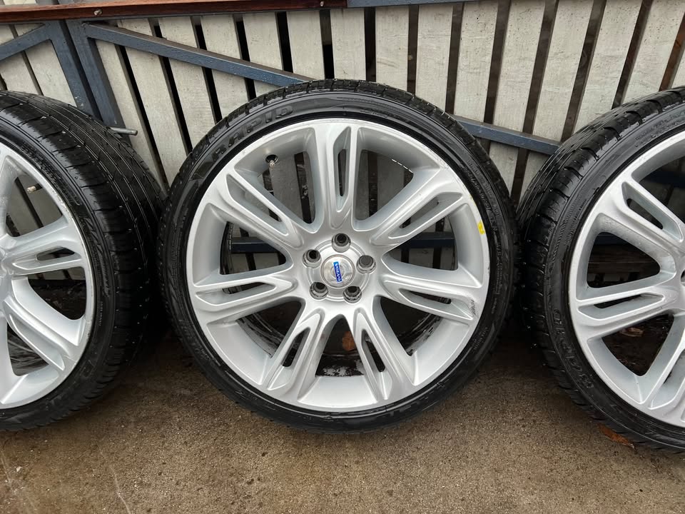 Volvo 20" Alloy Wheels with Excellent Tyres