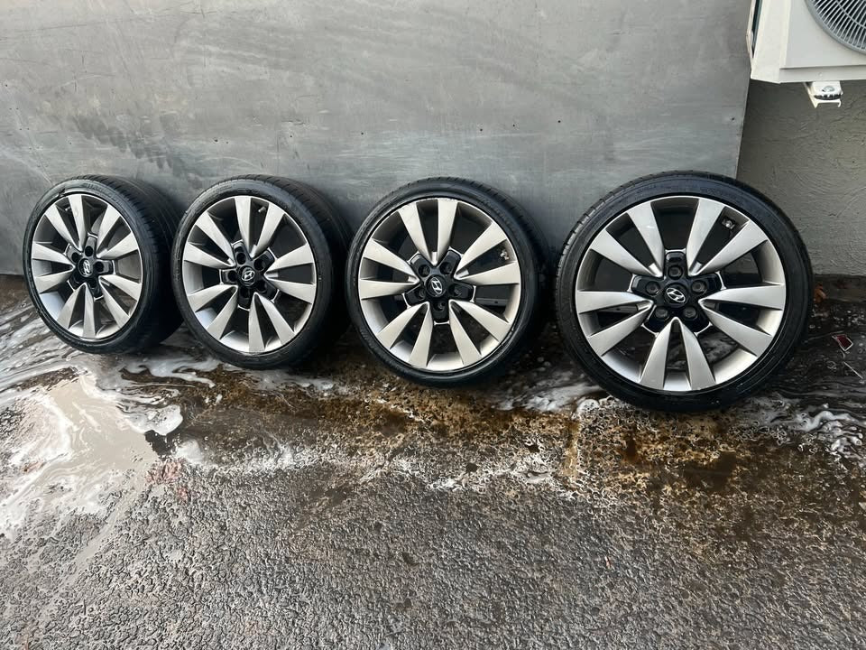 Hyundai 18" Alloy Wheels with Tyres
