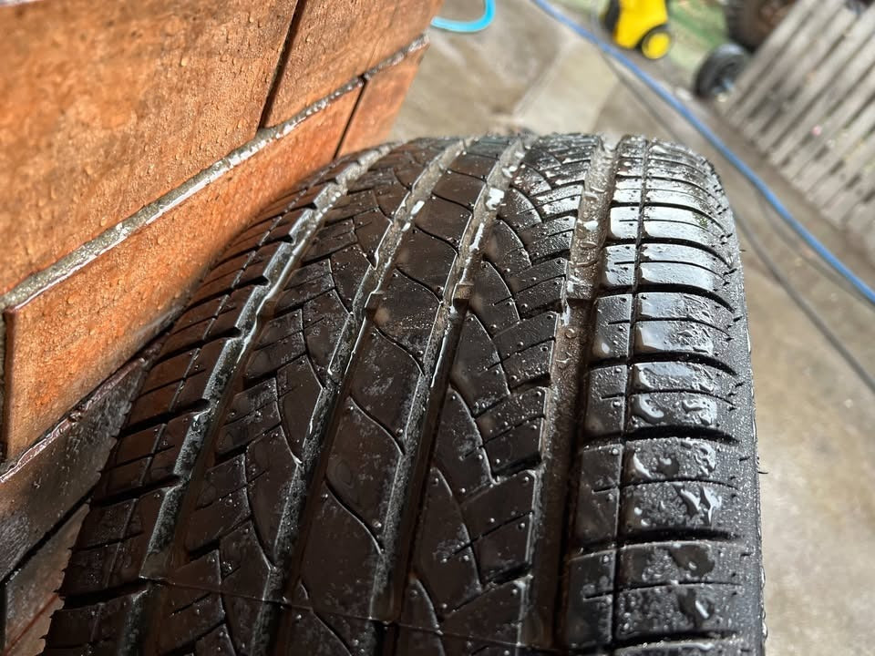 Volkswagen Passat 17" Alloy Wheels with Good Tyres