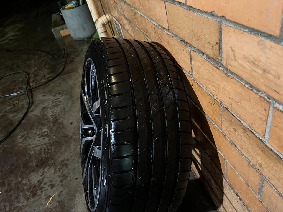 Volkswagen 18" Single Alloy Wheel with Excellent Tyre