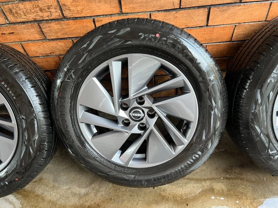 Nissan Qashqai 2023 Model 17” Alloy Wheels with Like New Continentals Tyres