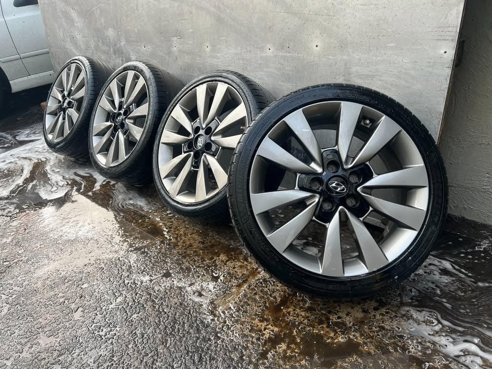Hyundai 18" Alloy Wheels with Tyres