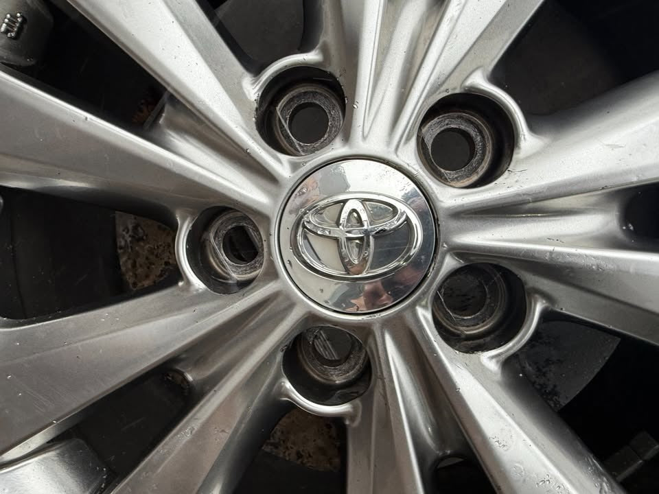 Toyota Corolla 17" Alloy Wheels with Excellent Tyres