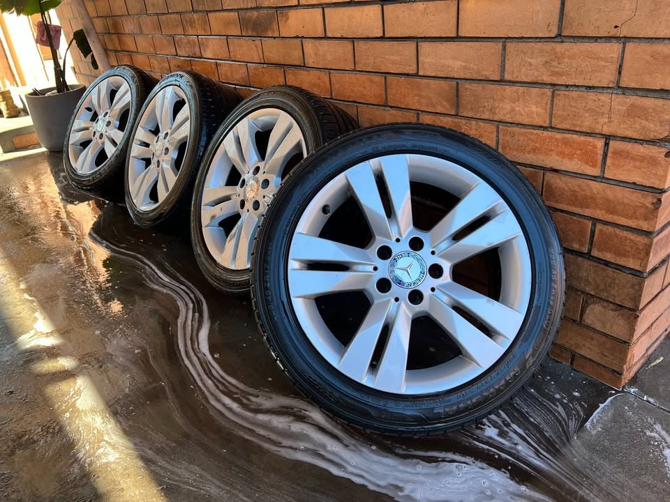 Mercedes Staggered 17" Alloy Wheels with Excellent Tyres