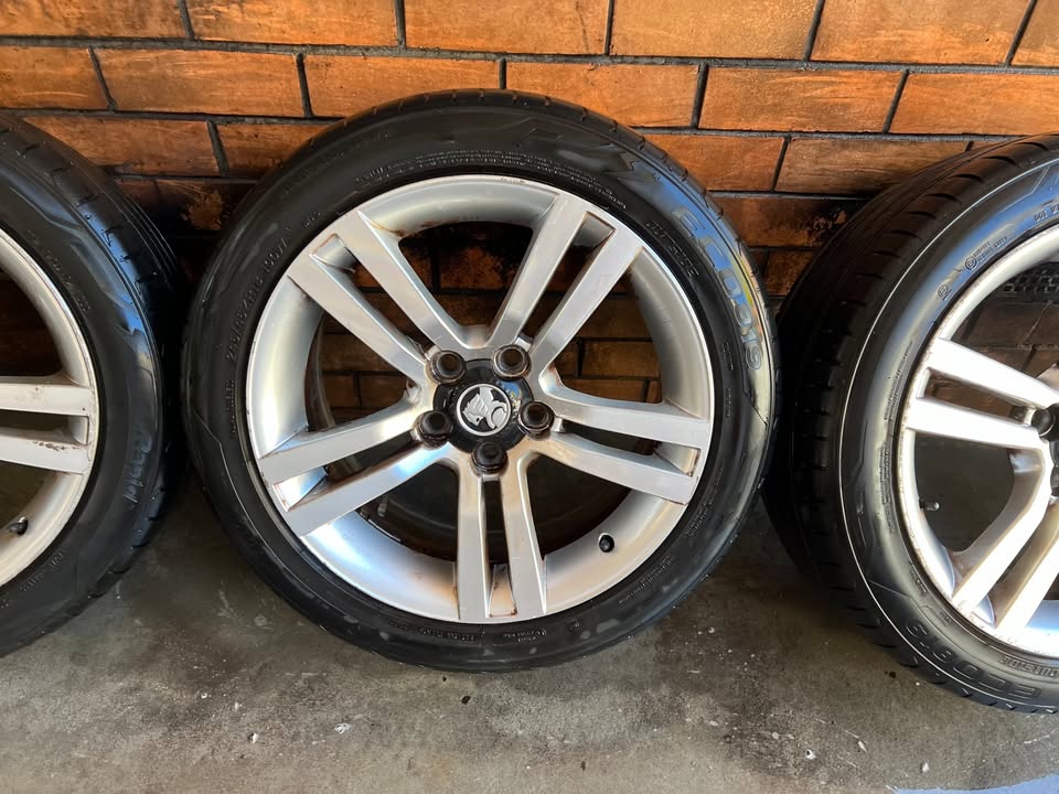 Holden Commodore SS/SV6 18" Alloy Wheels with Tyres