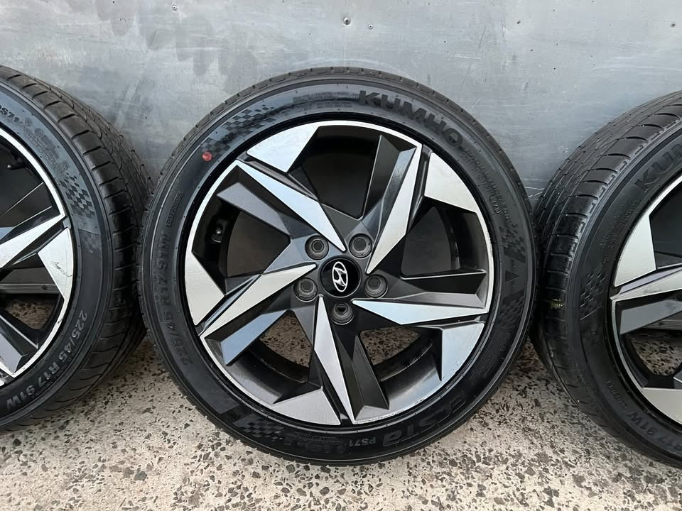 Hyundai Elantra 17” Alloy Wheels with Tyres
