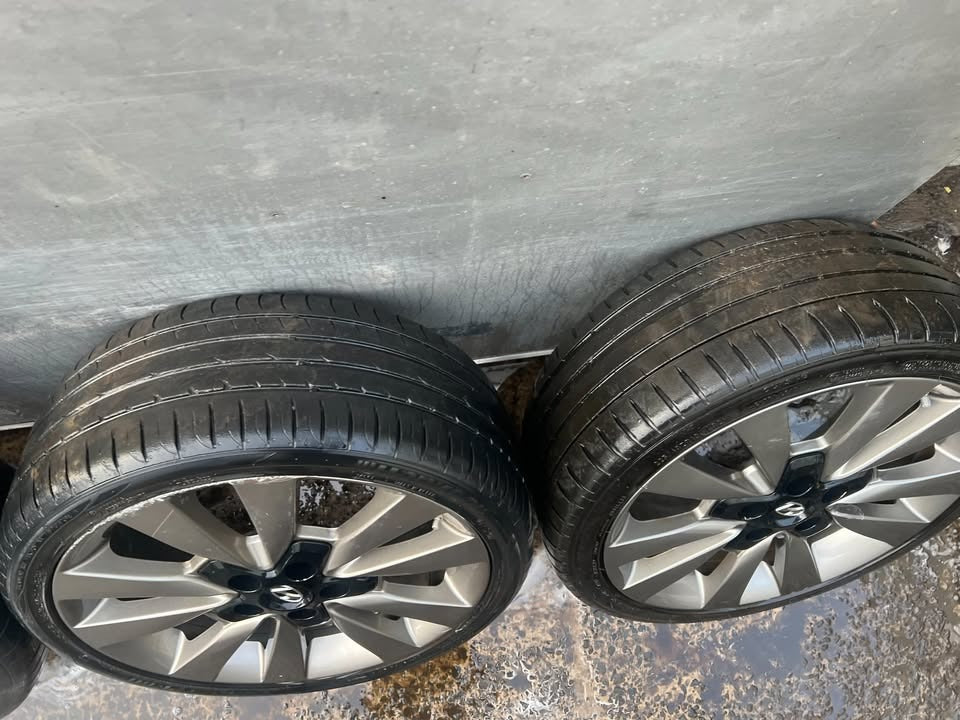 Hyundai 18" Alloy Wheels with Tyres