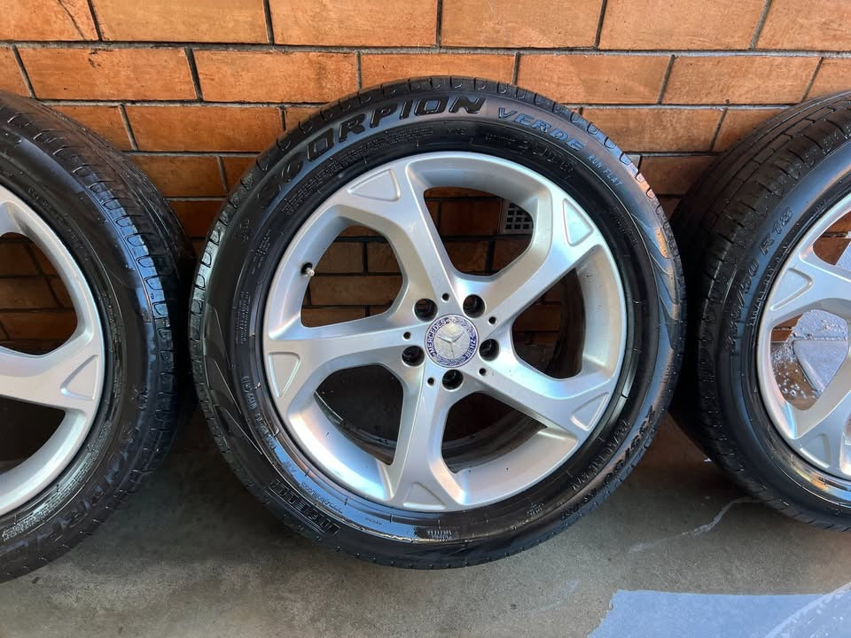 Mercedes Benz 18" Alloy Wheels with Pirelli Tyres