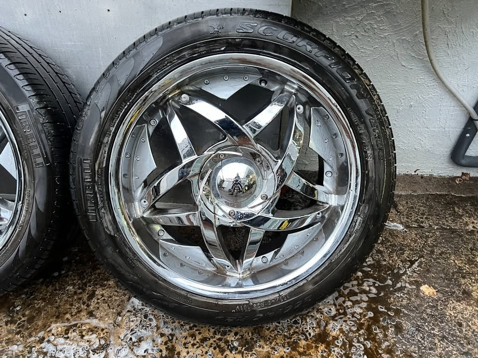 Hipnotic Chrome 20” Alloy Wheels with Tyres