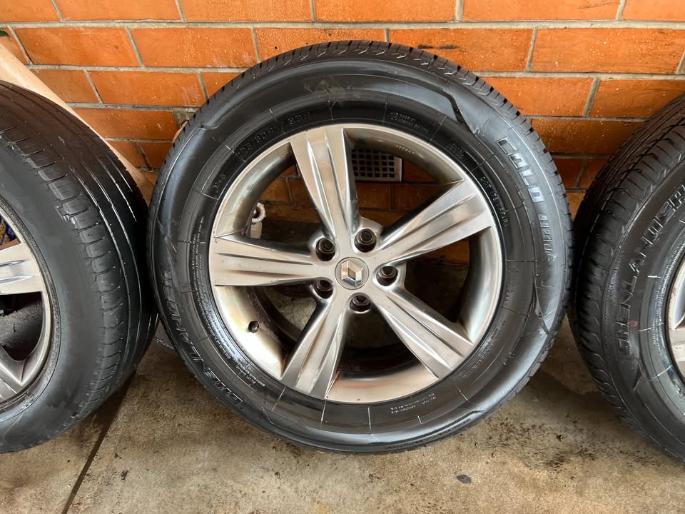Renault Koleos 17" Alloy Wheels with Excellent Tyres
