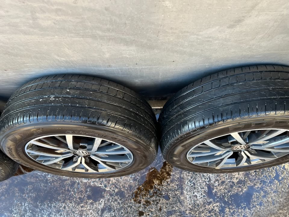 Volkswagen Tiguan 17" Alloy Wheels with Excellent Tyres