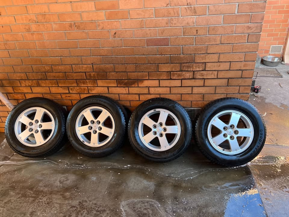 Mitsubishi Outlander 16" Alloy Wheels with Good Tyres