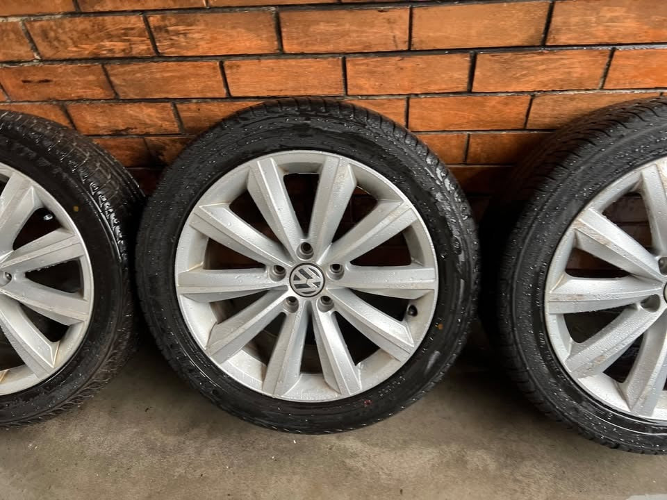 Volkswagen Passat 17" Alloy Wheels with Good Tyres