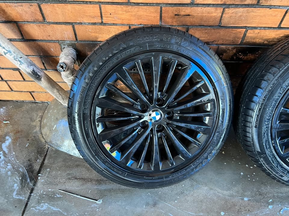 BMW Black 17” Alloy Wheels with Excellent Tyres
