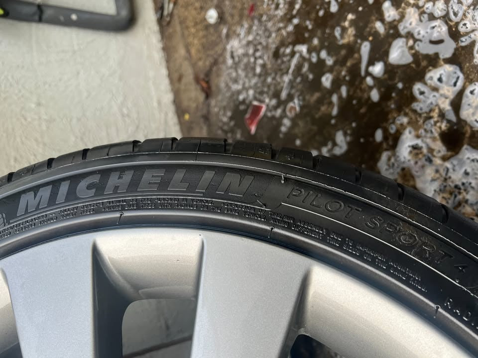 Hyundai 18" Alloy Wheels with Tyres