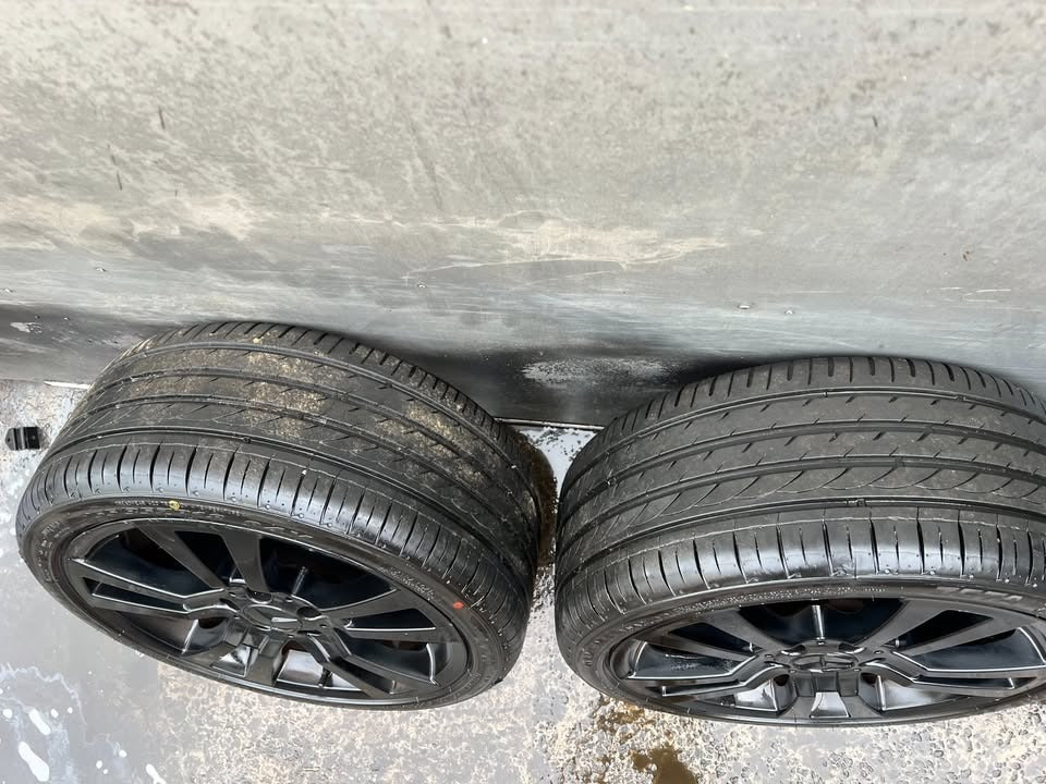 Mercedes Benz 18" Alloy Wheels with Excellent Tyres