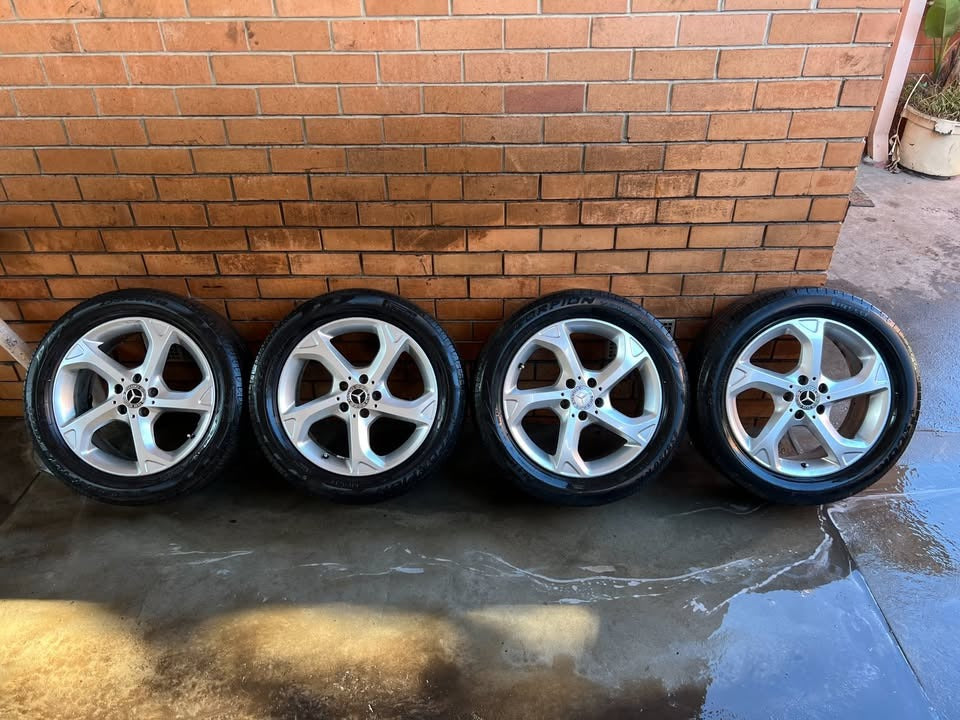 Mercedes Benz 18" Alloy Wheels with Pirelli Tyres