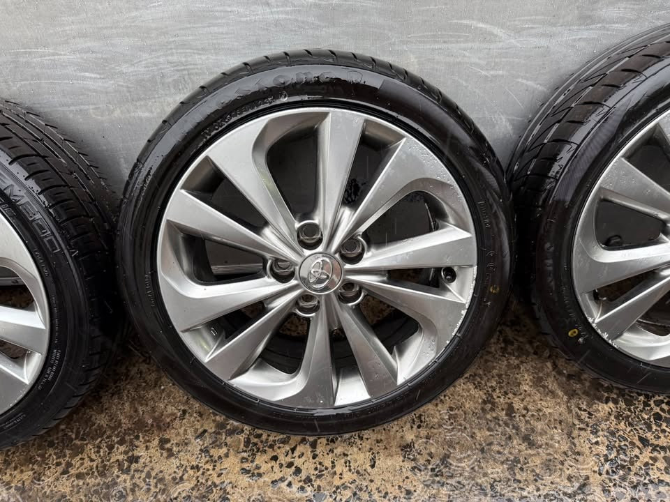 Toyota Corolla 17" Alloy Wheels with Excellent Tyres