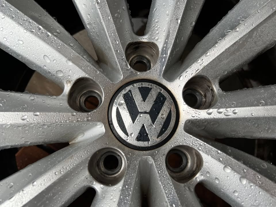 Volkswagen Passat 17" Alloy Wheels with Good Tyres