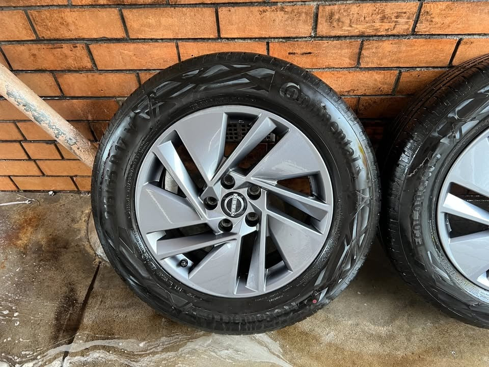 Nissan Qashqai 2023 Model 17” Alloy Wheels with Like New Continentals Tyres