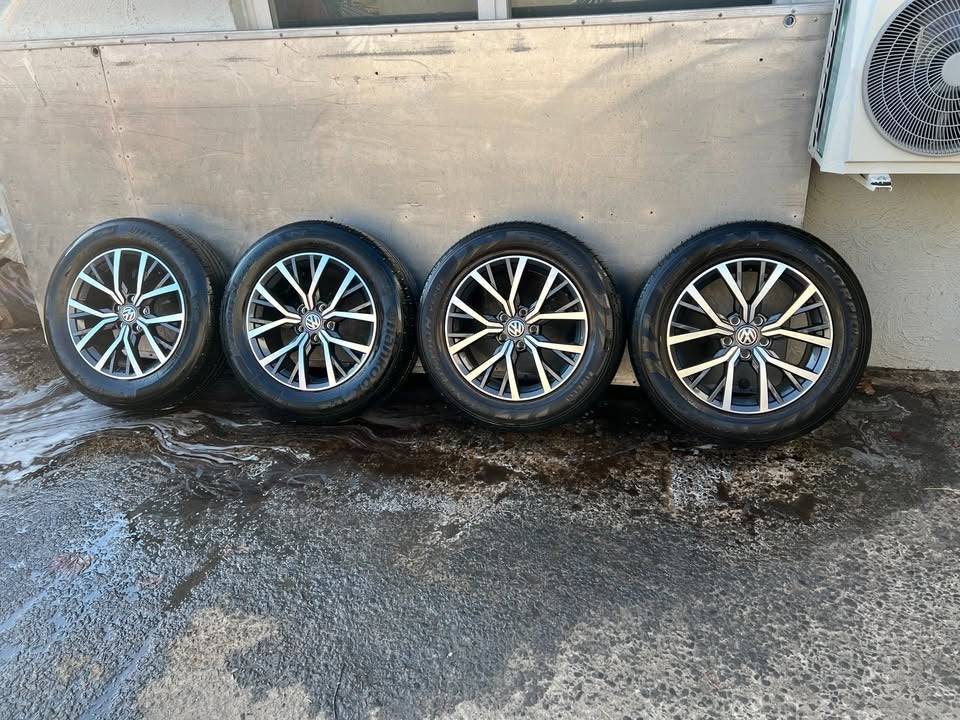 Volkswagen Tiguan 17" Alloy Wheels with Excellent Tyres
