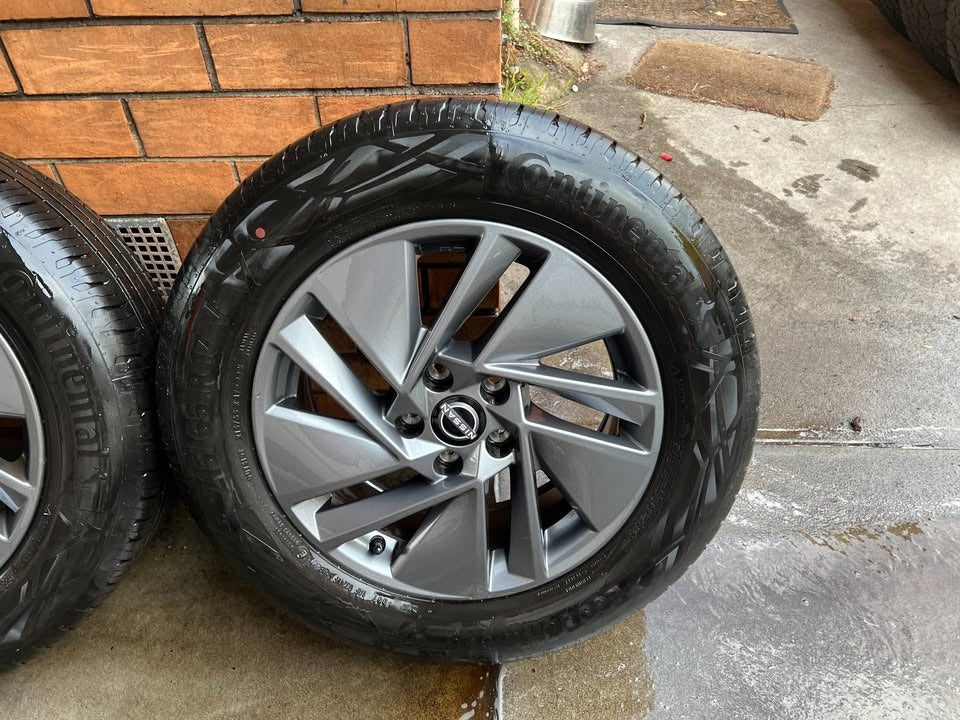 Nissan Qashqai 2023 Model 17” Alloy Wheels with Like New Continentals Tyres