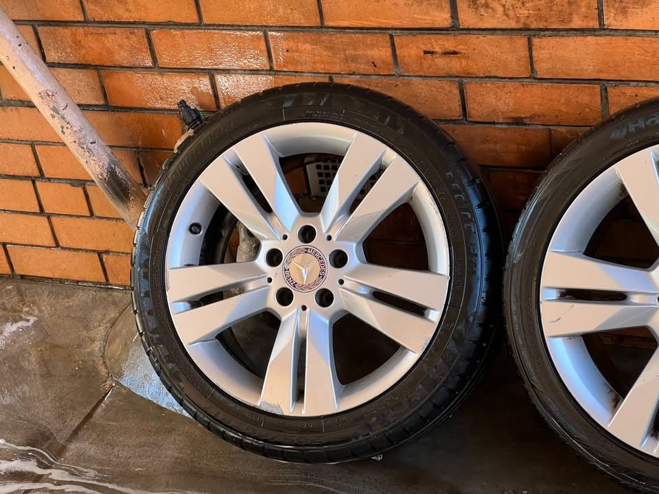 Mercedes Staggered 17" Alloy Wheels with Excellent Tyres