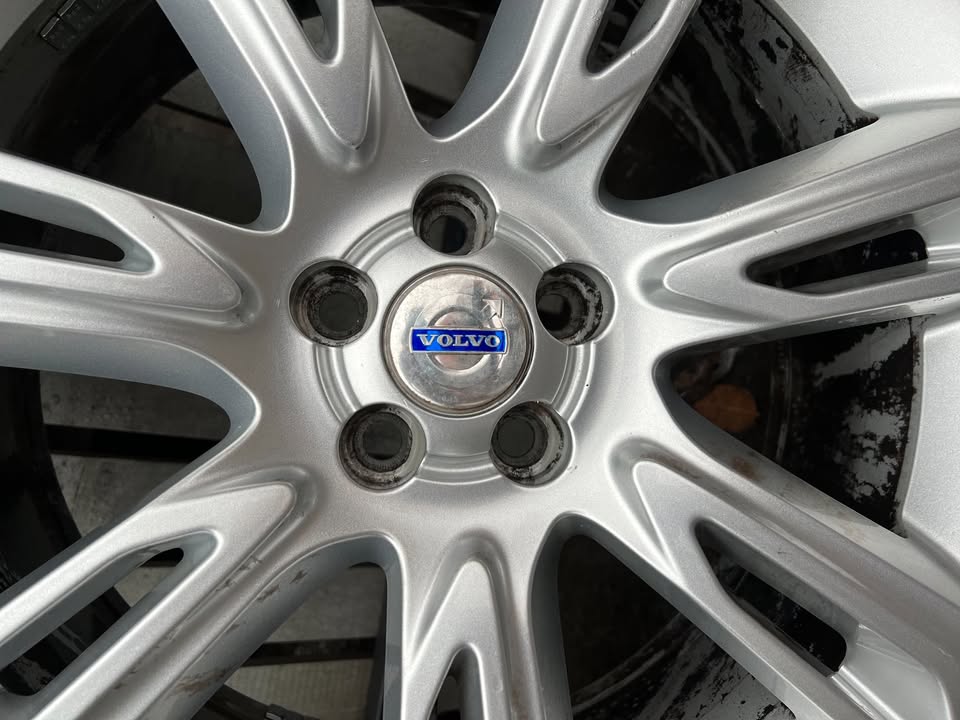 Volvo 20" Alloy Wheels with Excellent Tyres