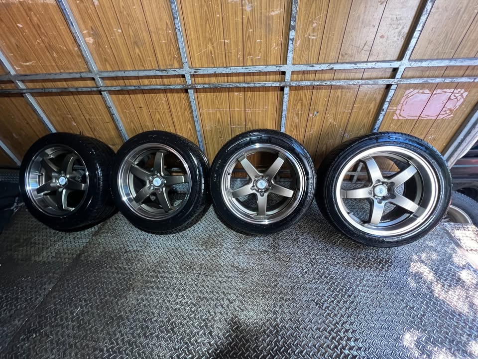 Dished 18" Gold/Chrome Alloy Wheels with Excellent Tyres