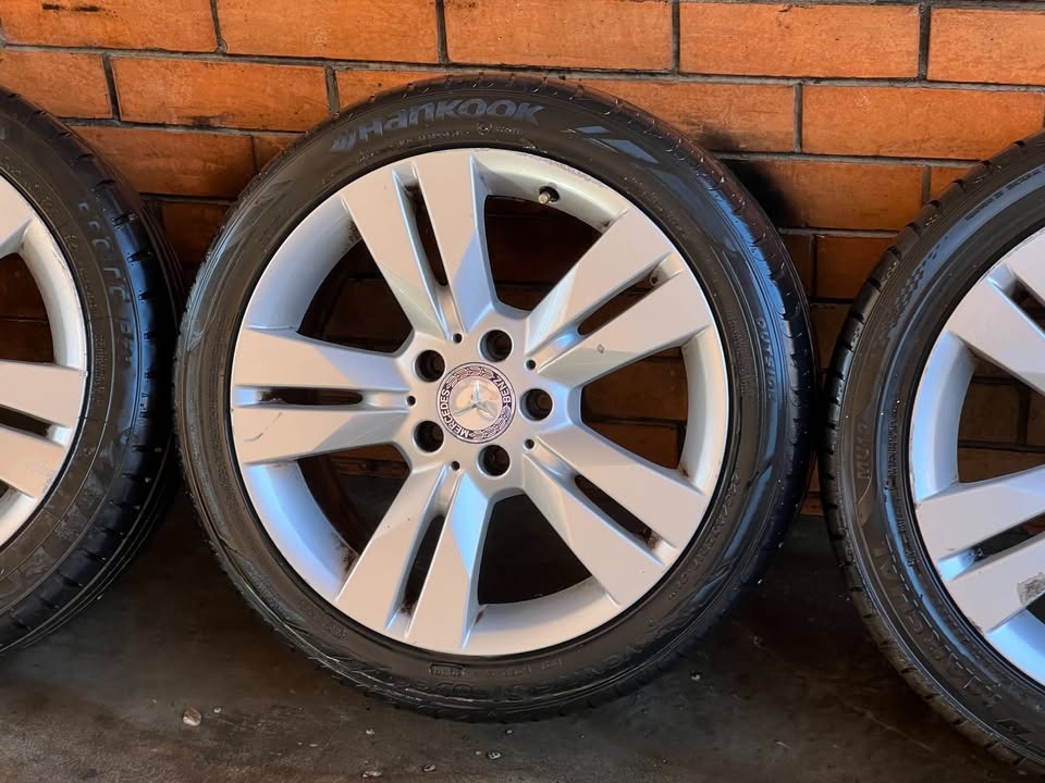 Mercedes Staggered 17" Alloy Wheels with Excellent Tyres