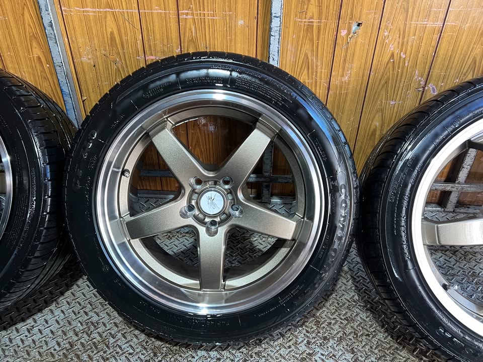 Dished 18" Gold/Chrome Alloy Wheels with Excellent Tyres