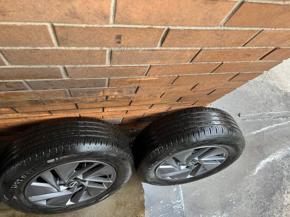 Nissan Qashqai 2023 Model 17” Alloy Wheels with Like New Continentals Tyres