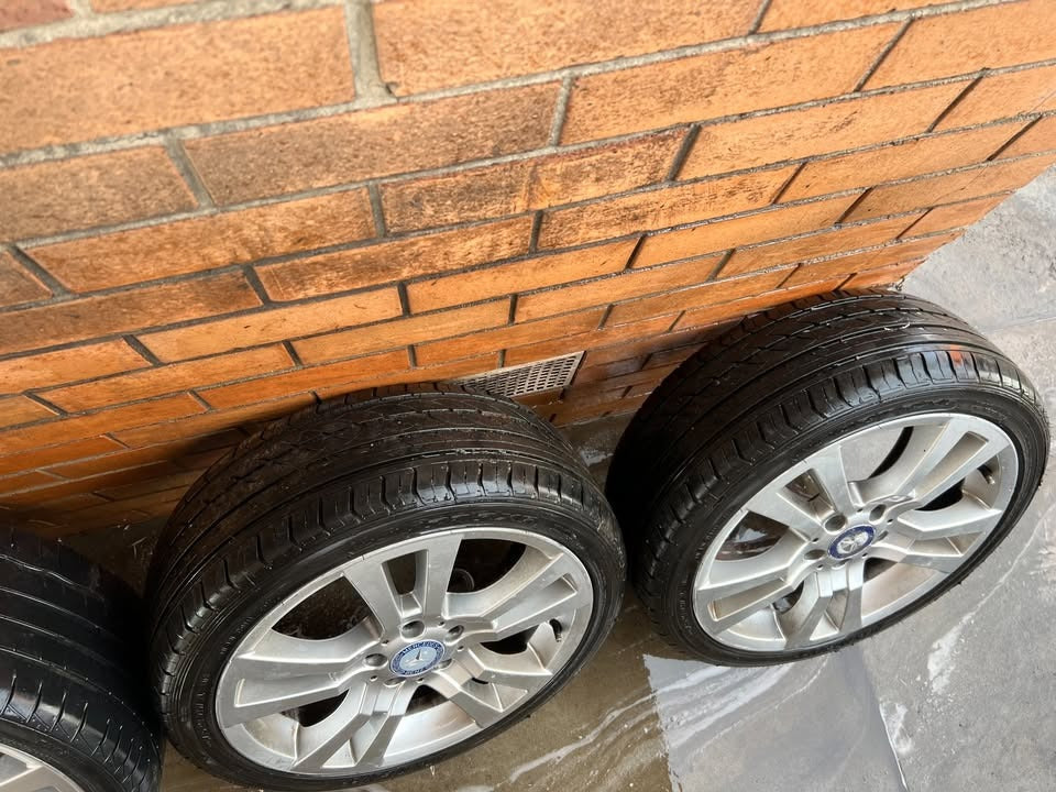 Mercedes Benz 18" Alloy Wheels with Excellent Tyres