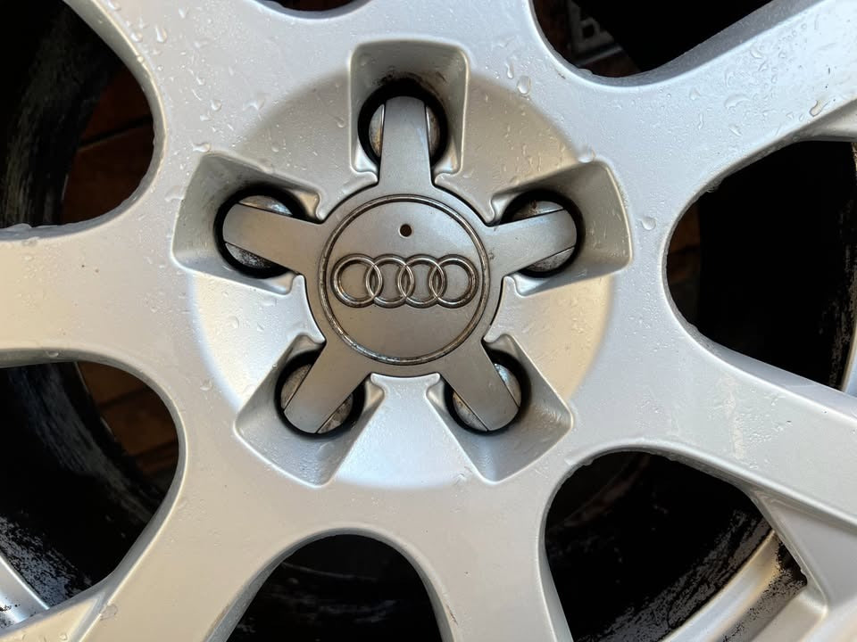 Audi Q3/Q5 17” Alloy Wheels with Excellent Tyres