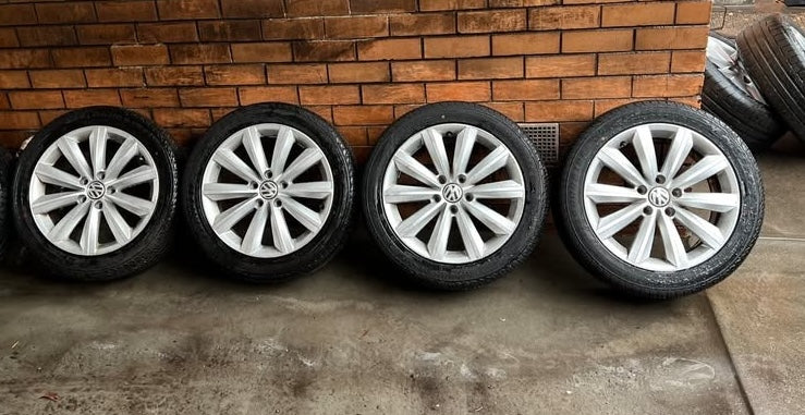 Volkswagen Passat 17" Alloy Wheels with Good Tyres