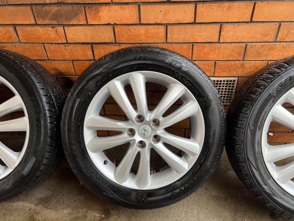Hyundai 18" Alloy Wheels with Excellent Tyres