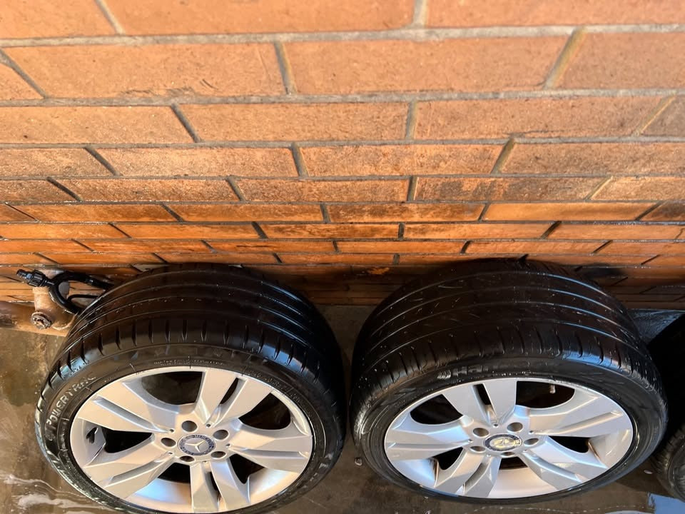 Mercedes Staggered 17" Alloy Wheels with Excellent Tyres