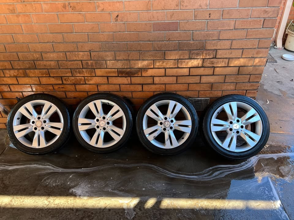 Mercedes Staggered 17" Alloy Wheels with Excellent Tyres