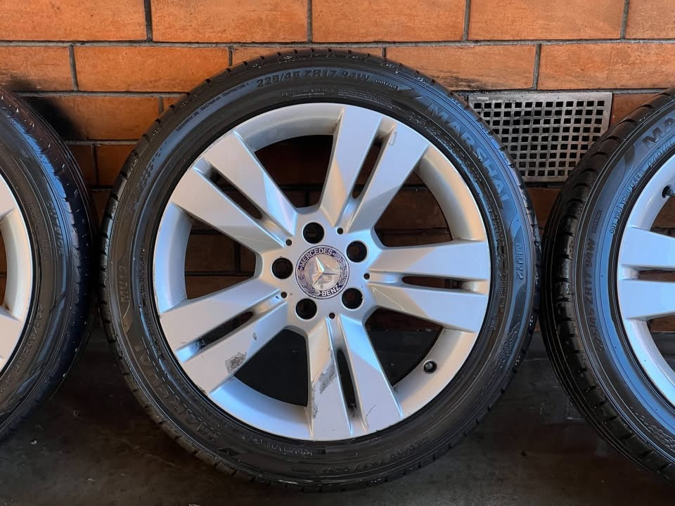 Mercedes Staggered 17" Alloy Wheels with Excellent Tyres