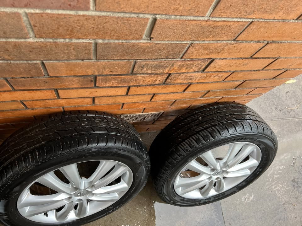 Hyundai 18" Alloy Wheels with Excellent Tyres