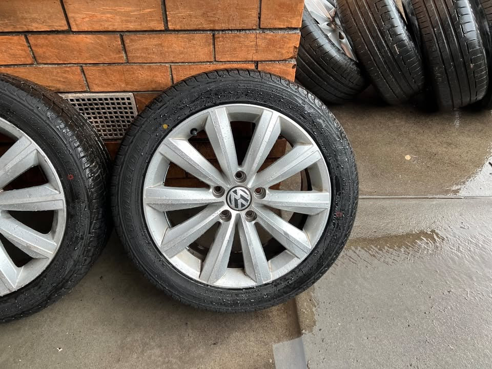 Volkswagen Passat 17" Alloy Wheels with Good Tyres