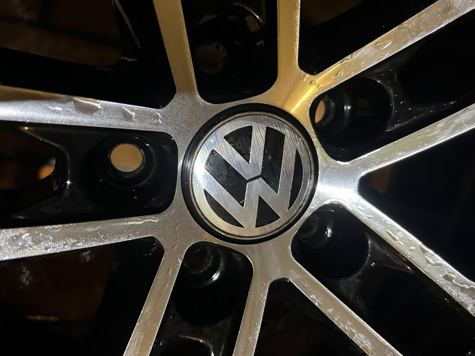 Volkswagen 18" Single Alloy Wheel with Excellent Tyre