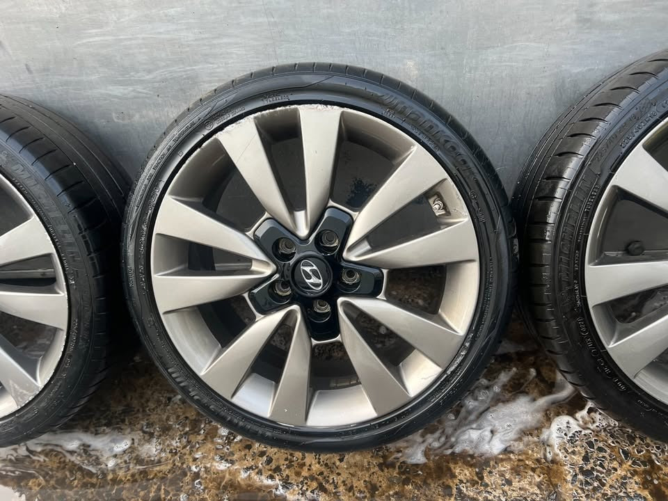 Hyundai 18" Alloy Wheels with Tyres