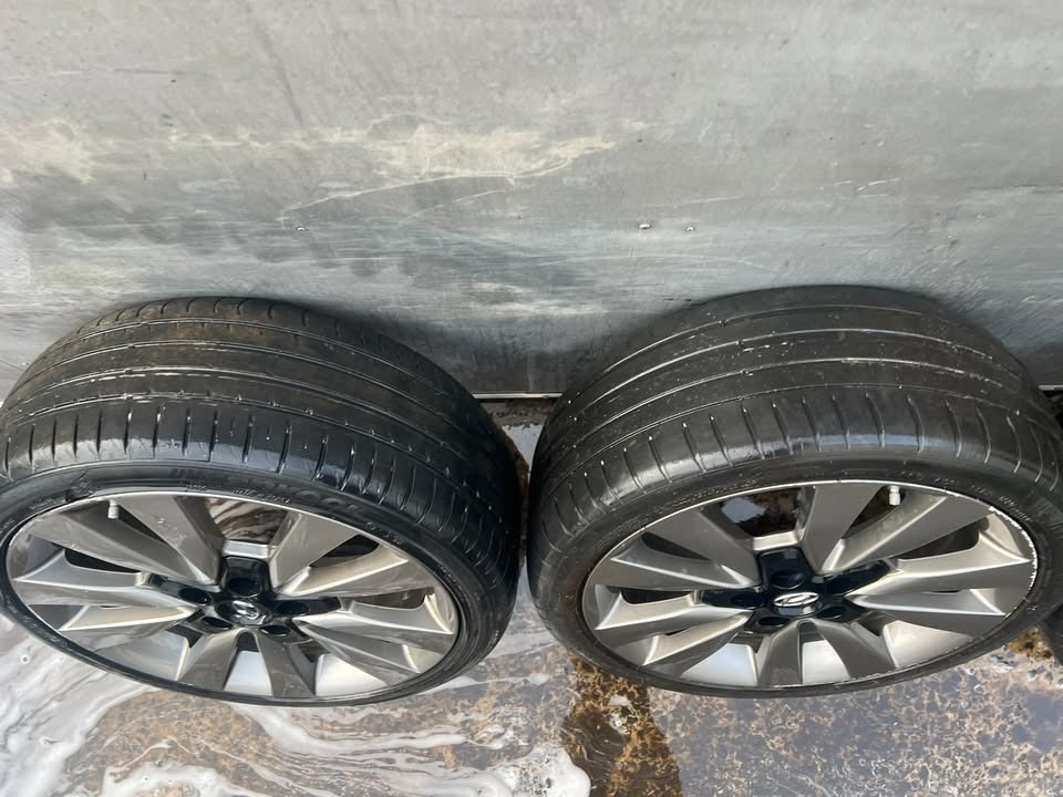 Hyundai 18" Alloy Wheels with Tyres