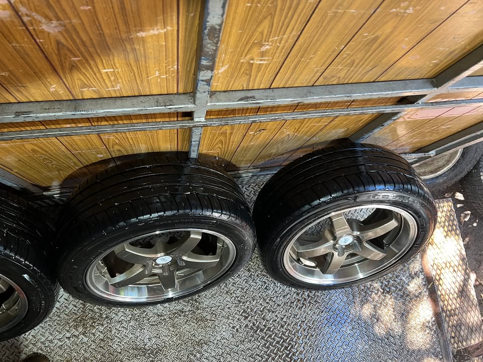 Dished 18" Gold/Chrome Alloy Wheels with Excellent Tyres