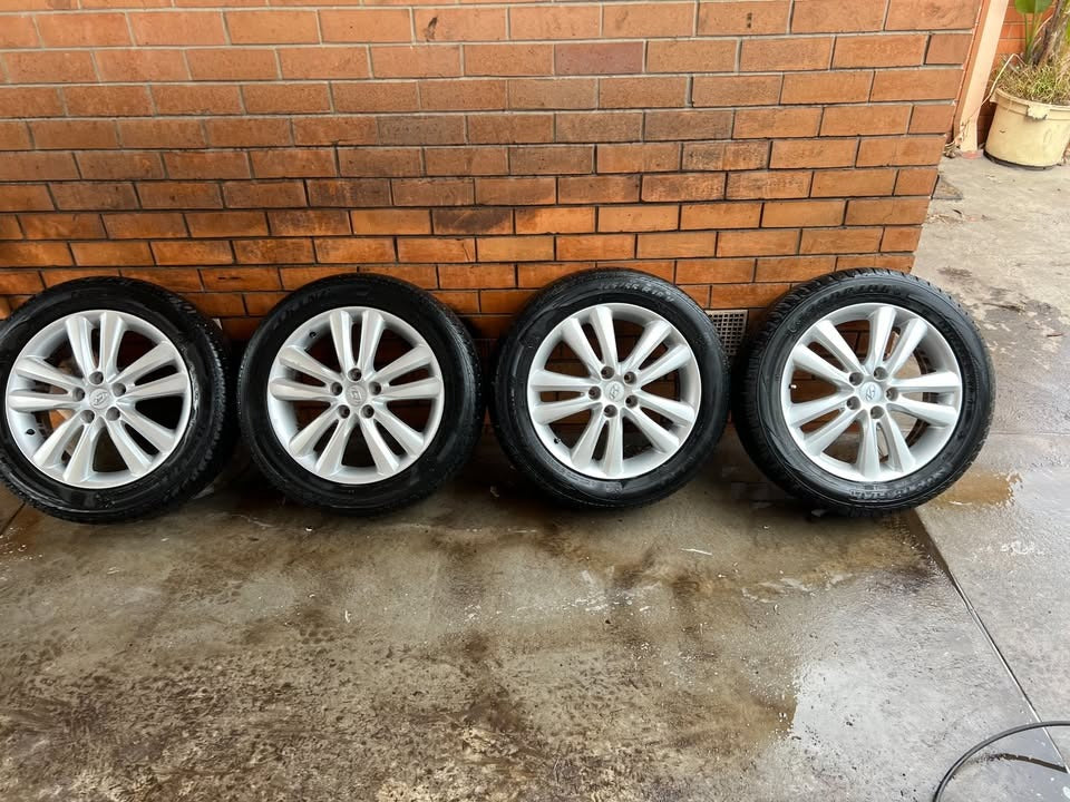 Hyundai 18" Alloy Wheels with Excellent Tyres