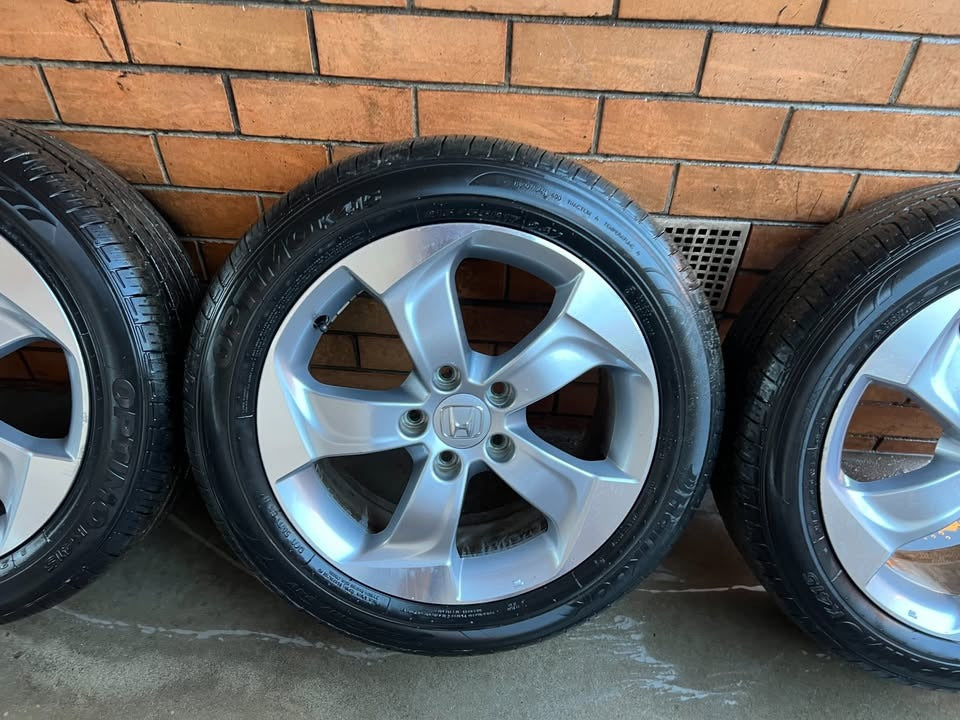 Honda HRV 17" Alloy Wheels with Near New Tyres