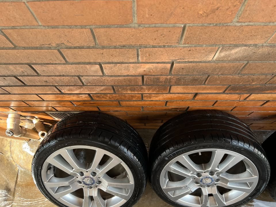 Mercedes Benz 18" Alloy Wheels with Excellent Tyres