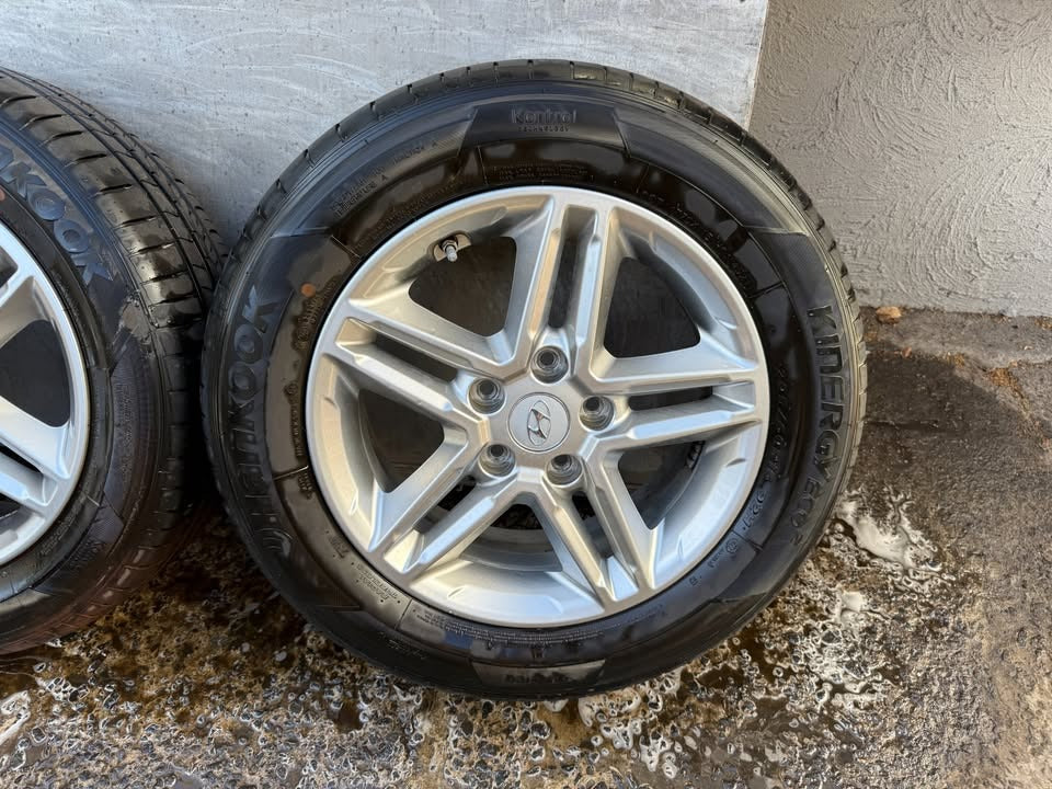 Hyundai Kona 16” Alloy Wheels with Excellent Tyres