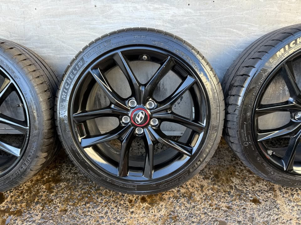 Hyundai Veloster 18” Black Alloy Wheels with Michellin Tyres
